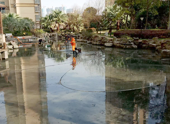 新巴尔虎右景观池淤泥清理