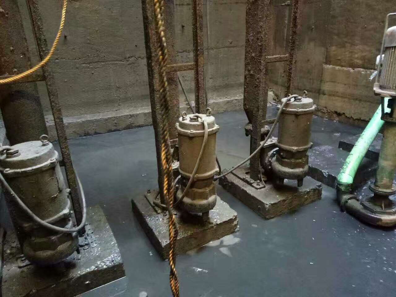 新巴尔虎右污水池清理