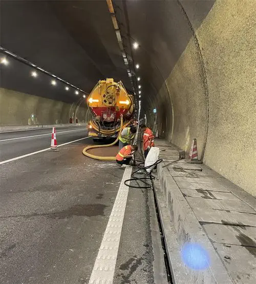 新巴尔虎右隧道排水渠清淤